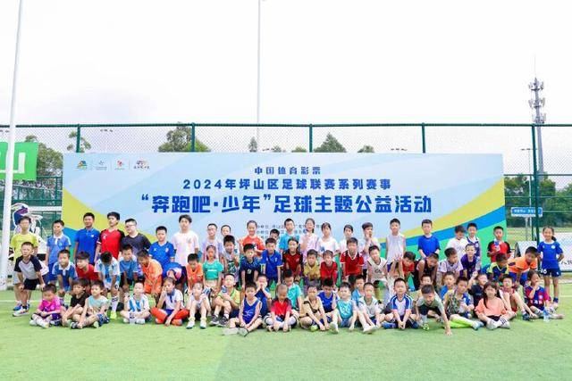 中国男篮81-82输球，两大问题明显，球员评分出炉：焦泊乔9.5分邹阳3.5分
